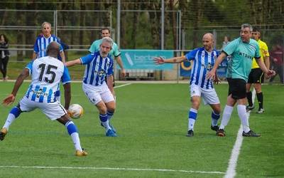Beti Gazte eta Real Sociedad futbol taldeetako beteranoek indarrak neurtuko dituzte larunbatean Lesakan