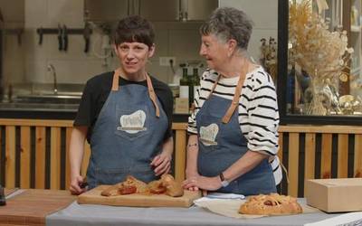 Jobita Artabe eta Anne Otegi karapaixoa prestatzen