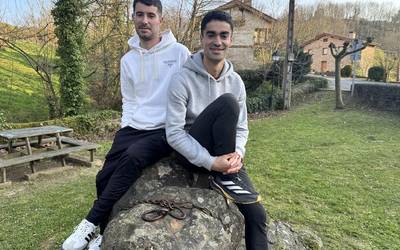 Peru eta Martin Abarrategi: "Polita litzateke ofizioren bat bi anaiok elkarrekin kantatzeko aukera izatea bihar"