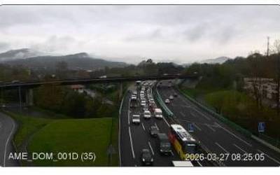 Lau kilometroko auto-ilarak Ap-8an Zornotza parean izandako istripu baten ondorioz