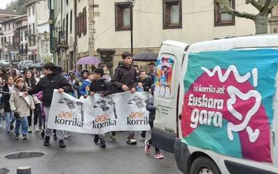 Euripean baina gogotsu aritu dira neska-mutikoak Korrika girotzen