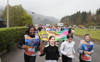 Korrika Txikiak euskararen aldeko aldarrikapenekin bete ditu Arrasateko kaleak