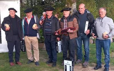 Eratsunera eta Igantzira joan dira Arkupeak elkarteko mus eta partxis txapelketako txapelak