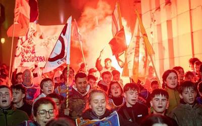 Aldarrikapenez eta pirotekniaz beteriko ibilbidea egin du Korrikak Laudion, Dolumin Barikuaren bezperan