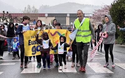 Euskara direla erakutsi dute Bergarako gaztetxoek goizeko Korrika Txikian