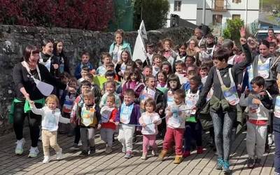 Txikienek bere egin dituzte Mallabiko kaleak eta Korrikaren aldarriak