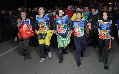 Aretxabaletako kaleak jendez bete dira lekukoaren atzetik