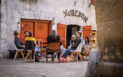 Mendebaldetik ekialdera, euskararen herria harilkatuz