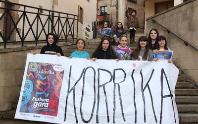 Leintz Gatzagako gaztetxoak ere kalera irten dira euskararen alde