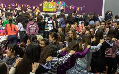 Kantu artean egon dira Korrikaren zain Arrasaten