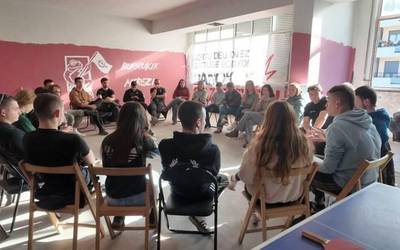 Mehatxuak alboratzeko eta Gaztetxeari bidea egiten uzteko eskatu du AGAk