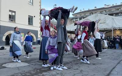 Euskal dantzek girotu dute Seminarioxoko patioa, Erramu-zapatu bezperan