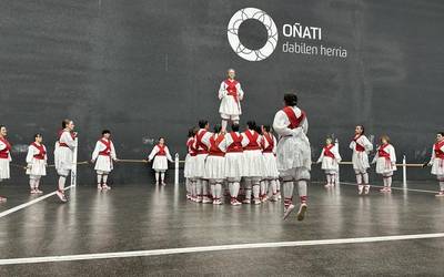 250 dantzari eta musikari elkartu dira Debagoieneko Helduen Dantzari Egunean