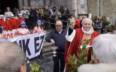 Erramu adarrak bedeinkatuta hasi dituzte Aste Santuko eliz ekintzak