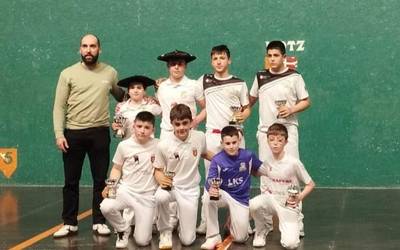 Ospele pilota elkarteko gaztetxoak bikain Gipuzkoako eskuz binakako txapelketaren azken txanpan