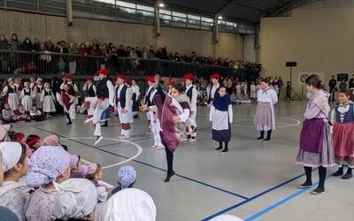 Zumaiako dantzariek Tolosako Dantzari Txiki Egunean parte hartu dute