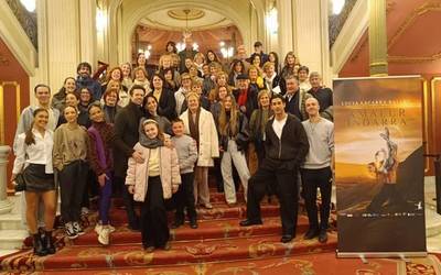 Lucia Lacarraren 'A.I. (Amalur Indarra)' ikuskizunaz gozatzeko aukera baliatu dute hainbat zumaiarrek