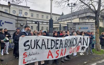 Kontzentrazioa egin dute Txagorritxuko sukaldeko bost langileen kaleratzea salatzeko