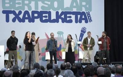 Pozik agertu dira Peru eta Martin Abarrategi Arabako Bertsolari Txapelketako finalean egindakoarekin