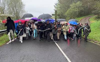 800 bat fededun batu dira elizbarrutiak deitutako gurutze bidean