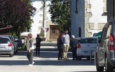 Hamar lan laguntzen zain