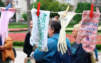 Etxeko eta zaintza langileen lana aitortu eta eskubideak ziurtatzeko eskatu dute