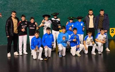 Oteizako alebinak eta infantilak, Eskuz Binakako Errendimenduko Gipuzkoako Txapelketan nagusi