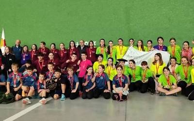 Andra Mariren bi txapelak