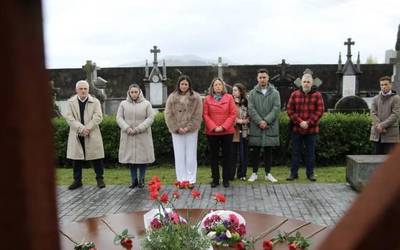 [ARGAZKI GALERIA] Durangoko Udalak lore eskaintza egin die 1937ko bonbardaketan hildakoei