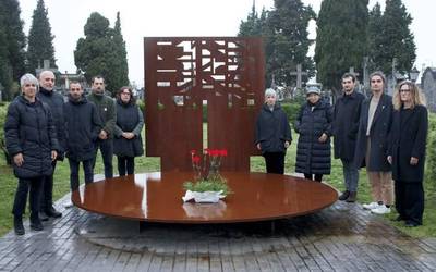 [ARGAZKI GALERIA] "Faxistei aurre egin" eta "Euskal Herria defendatzen" jarraitzeko deia egin du EH Bilduk goizeko lore eskaintzan