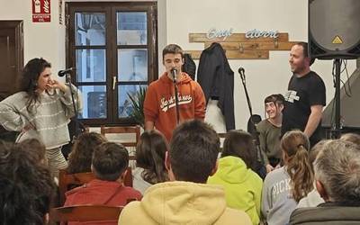 [ARGAZKIAK] Bertso saio esperimentala egin du Malerrekako Helduen Bertso Eskolak Gaztelun