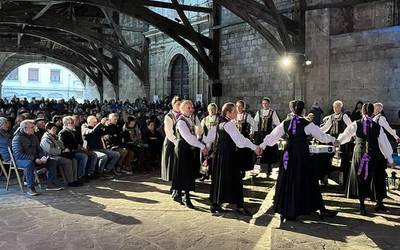 [ARGAZKI GALERIA] "Biktimen oroimena gerraren aurkako aldarri" ere bihurtu dute Andra Mariko ekitaldian