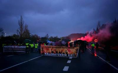 Tubos Reunidos eta Maderas de Llodioko langileek A-625 errepideko trafikoa eten dute