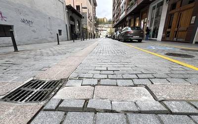 Apirilaren 13an hasiko dira Arrasateko Zerkaosteta kaleko lurra berritzeko lanak