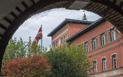 Epaitegiek Espainiako bandera eta erregearen irudia jartzera behartu dute Erandioko Udala