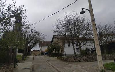 Kamioiak hautsitako argindar zutoina berrituta