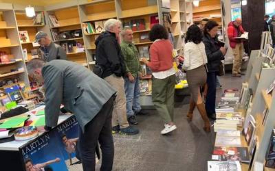 Agur Donostiako Hontza liburu-denda oñatiarrari