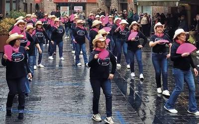 Giro onean egin dute Lerro Dantzen Eguna Donezteben