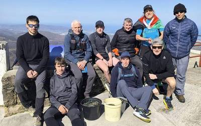 Larhun inguruan kristalak biltzen aritu dira Manttale Mendi Lasterketako kideak