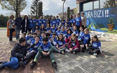 Urbideren Amurrioko bulegoan murala margotu dute Aresketa Ikastolako haurrek