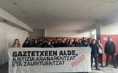 Gaztetxeen alde egin dute, Bilboko Etxarri IIren desalojoaren urteurrenean