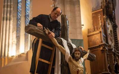 Gurutzetik jaitsi dute Urduñako Kristoren irudia, 75 urteren ondoren