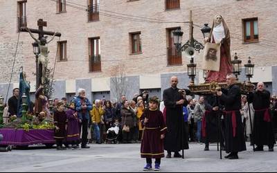 Herritar asko batu du kalean Ostiral Santuko prozesioak