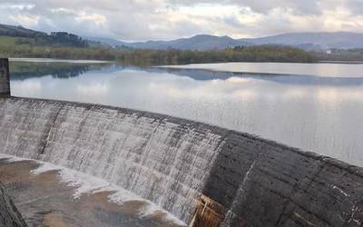 Udaberri hasierako euriek, urtegien maila maximoetan mantendu dute