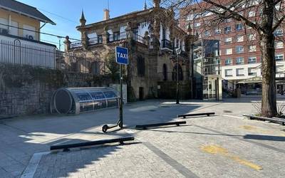 Abian dira mugikortasun urriko pertsonek taxia garraiobide alternatibo gisa erabil dezaten Aldundiak eskaintzen dituen laguntzak