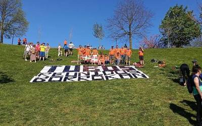 Tubos Reunidoseko grebalariek euren aldarrikapenak Itzuliaren lehen etapara eraman zituzten atzo