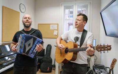 Ander Trabudua eta Borja del Rio: "Elkartu eta kantatzeko aitzakiarekin, euskaraz hitz egitea da helburua"