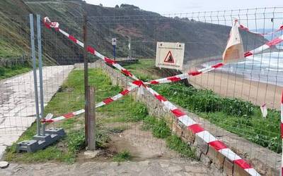 Barinatxe hondartzara sartzeko arrapalak itxita jarraituko du segurtasun arrazoiengatik