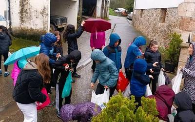 Gaztaina ximelak biltzen ibili dira aurten ere Beintza-Labaiengo neska-mutikoak