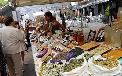 Ekaineko artisau azokan parte hartzeko eskaera egin daiteke jada